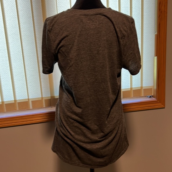 All you need is love graphic tee - size large - Picture 3 of 4